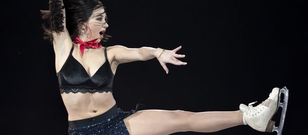 美花样滑冰选手在冰上重温脱衣 - 俄罗斯卫星通讯社