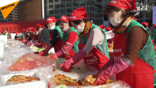 韩国约六千名志愿者集体腌制爱心泡菜 - 俄罗斯卫星通讯社