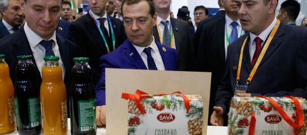 俄总理梅德韦杰夫参观进博会俄农产品展位 俄总理梅德韦杰夫参观进博会俄农产品展位 - 俄罗斯卫星通讯社