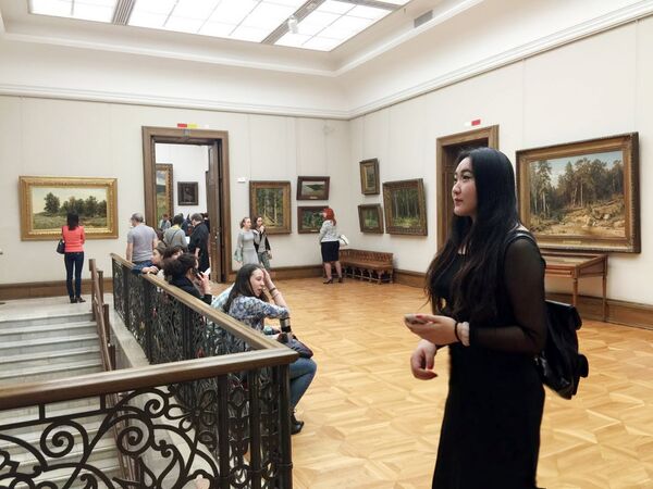 苏娅在特列季亚科夫画廊欣赏俄罗斯著名油画 苏娅在特列季亚科夫画廊欣赏俄罗斯著名油画 - 俄罗斯卫星通讯社