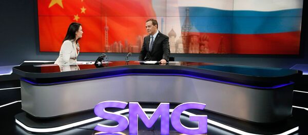 梅德韦杰夫5日在上海东方传媒集团的演播室出席了在线 梅德韦杰夫5日在上海东方传媒集团的演播室出席了在线 - 俄罗斯卫星通讯社