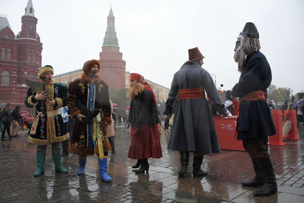 莫斯科馬涅什廣場上慶祝俄羅斯人民團結日的人群 - 俄羅斯衛星通訊社