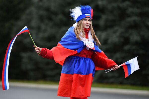 俄罗斯人民团结日当天动画人物在莫斯科分发旗帜 - 俄罗斯卫星通讯社