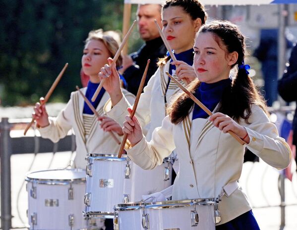 塞瓦斯托波尔参加庆祝俄罗斯人民团结日节日游行的人群 - 俄罗斯卫星通讯社