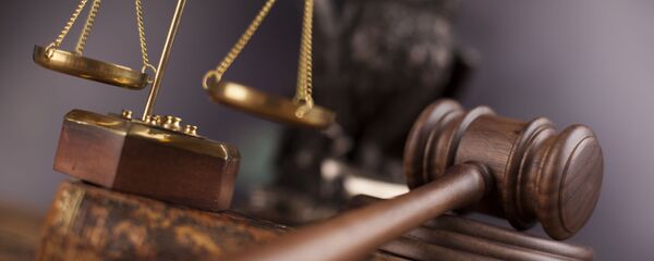 Судебный молоток и весы правосудия - 俄罗斯卫星通讯社