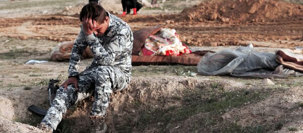 Иракский полицейский на месте массового захоронения в районе, который находился под контролем террористической группировки ИГ* Иракский полицейский на месте массового захоронения в районе, который находился под контролем террористической группировки ИГ* - 俄羅斯衛星通訊社