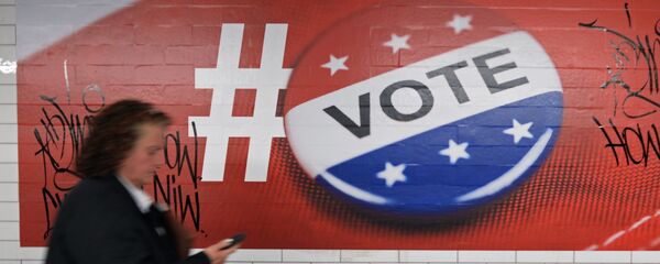 Прохожая у плаката, посвященного голосованию на выборах президента США, в Нью-Йорке - 俄罗斯卫星通讯社