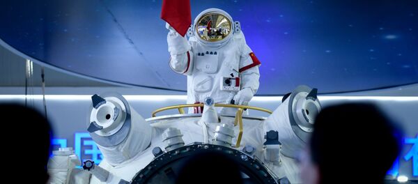 Астронавта на модели китайской космической станции на авиасалоне Airshow China-2018 Астронавта на модели китайской космической станции на авиасалоне Airshow China-2018 - 俄罗斯卫星通讯社