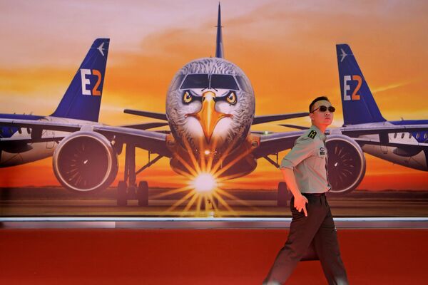 巴西航空工業公司（Embraer） E190-E2客機的海報 - 俄羅斯衛星通訊社