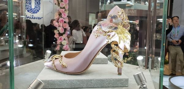 首屆中國國際進口博覽會上展出一雙鑲滿鑽石的鞋子。 - 俄羅斯衛星通訊社