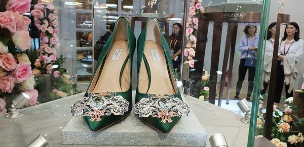 通體鑲鑽奢華高跟鞋亮相上海進博會 - 俄羅斯衛星通訊社