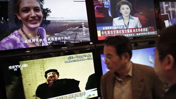 Жители Китая смотрят телепередачи, транслирующие новости - 俄羅斯衛星通訊社