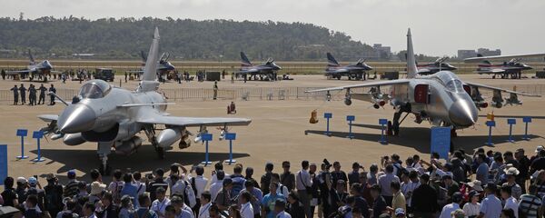 Истребители J-10B, слева и JH-7A ВВС Китайской Народно-освободительной армии (НОАК) представлены на 12-й Китайской международной авиационно-космической выставке - 俄罗斯卫星通讯社