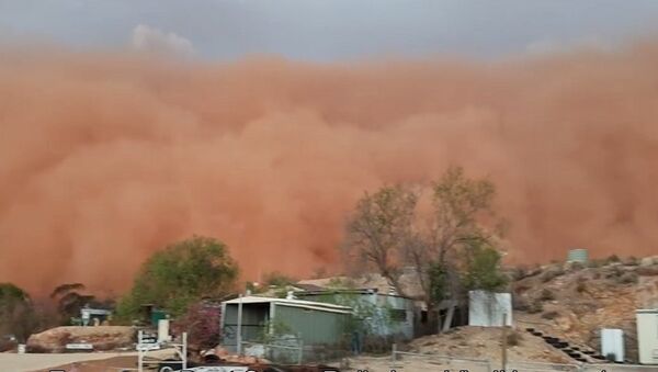 Небо окрасилось в красное. Гигантская пыльная буря поразила австралийцев - 俄羅斯衛星通訊社