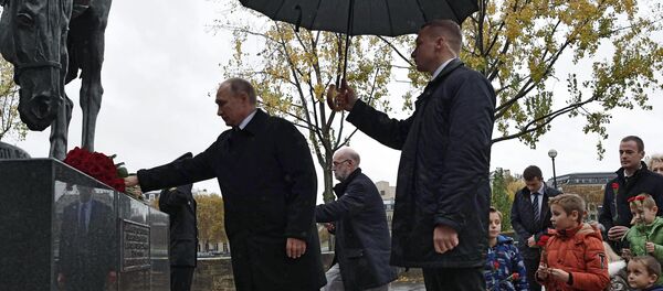 Президент России Владимир Путин на церемонии возложения цветов к памятнику воинам Русского экспедиционного корпуса, сражавшимся во Франции во время Первой мировой войны - 俄罗斯卫星通讯社