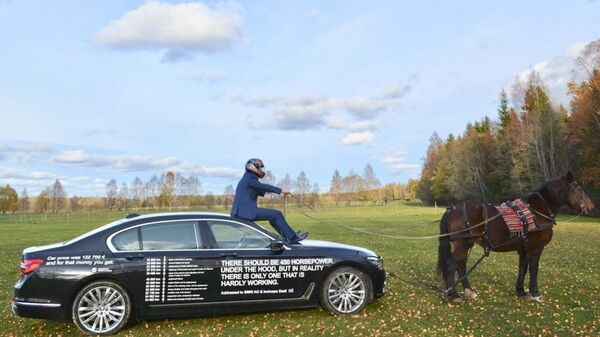 男子购宝马接连遇故障 将修车史写满车身 男子购宝马接连遇故障 将修车史写满车身 - 俄罗斯卫星通讯社