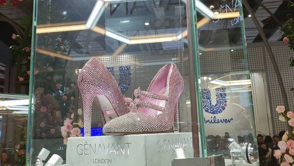通體鑲鑽奢華高跟鞋亮相上海進博會 - 俄羅斯衛星通訊社