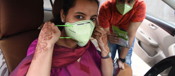 Радиоведущая индийской радиостанции Red FM в защитной маске, Нью-Дели, Индия - 俄罗斯卫星通讯社