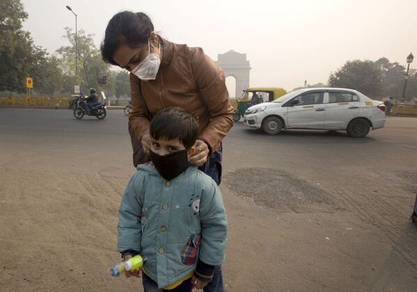母親給兒子戴上面具，以免使他吸入霧霾，新德里，印度 - 俄羅斯衛星通訊社