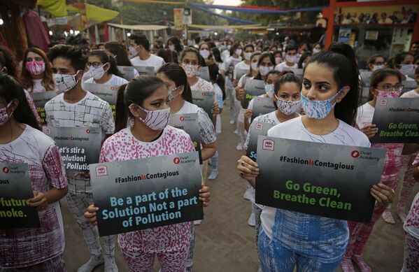 在举行保护印度新德里的生态环境的活动中，时尚专业的大学生戴着防护面具 - 俄罗斯卫星通讯社