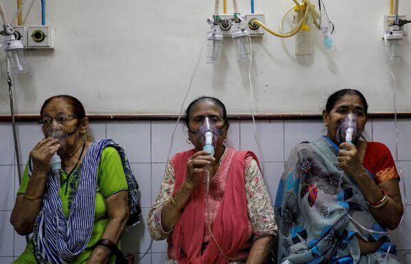 在医院里戴着氧气面罩的妇女，新德里，印度 - 俄罗斯卫星通讯社