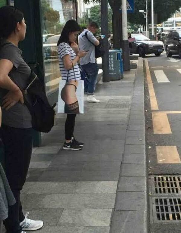 街頭女子“半裸”的錯覺照片讓網友頗為尷尬 - 俄羅斯衛星通訊社