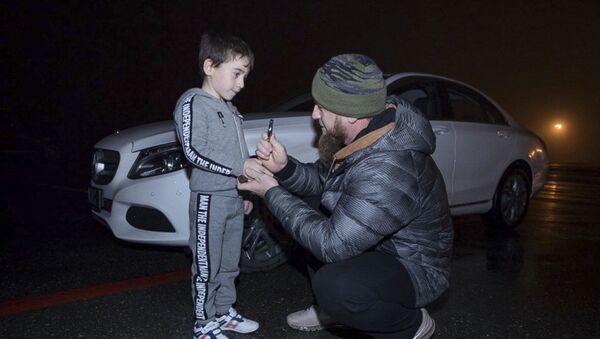 卡德罗夫赠送给做4000多次俯卧撑的5岁男孩一辆奔驰车 - 俄罗斯卫星通讯社