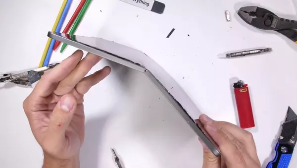 一博主徒手把新款iPad Pro掰彎成兩半 - 俄羅斯衛星通訊社