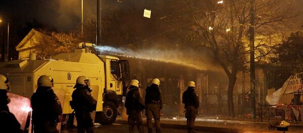 媒體：希臘警方首次對暴亂參與者使用水炮車 - 俄羅斯衛星通訊社