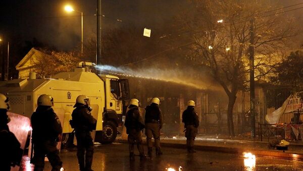 媒體：希臘警方首次對暴亂參與者使用水炮車 - 俄羅斯衛星通訊社