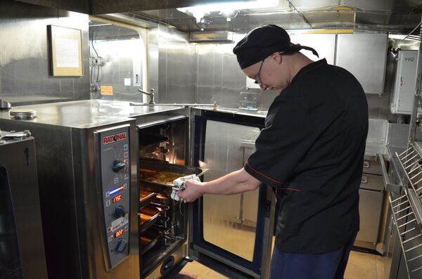 做飯、清掃等其他日程工作都可以自己完成。 擁有最先進的廚房設備，有幾個烤箱，電爐和冷藏室。 - 俄羅斯衛星通訊社