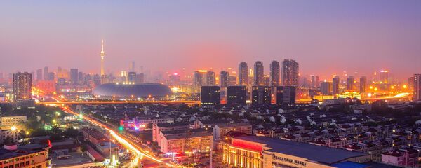 Вечерний городской пейзаж с возвышающейся Тяньцзиньской телебашней Вечерний городской пейзаж с возвышающейся Тяньцзиньской телебашней - 俄罗斯卫星通讯社