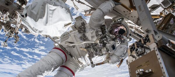 Выход астронавта НАСА Эндрю Фьюстела в открытий космос Выход астронавта НАСА Эндрю Фьюстела в открытий космос - 俄羅斯衛星通訊社