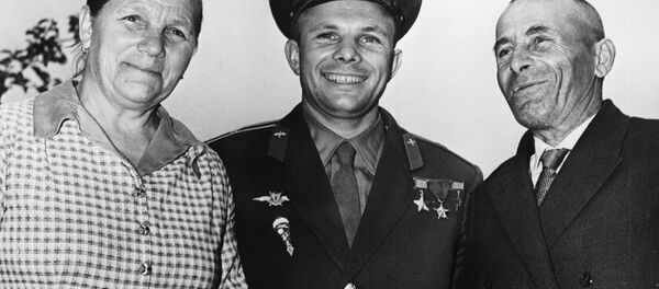 尤里·加加林和父亲阿列克谢·伊万诺维奇、母亲安娜·季莫菲耶夫娜 尤里·加加林和父亲阿列克谢·伊万诺维奇、母亲安娜·季莫菲耶夫娜 - 俄罗斯卫星通讯社