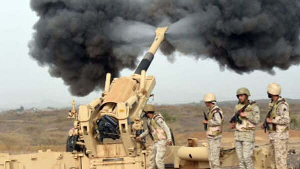 Саудовская армия артиллерийским огнем направляет снаряд в сторону Йемена с поста вблизи Саудовско-Йеменской границы - 俄罗斯卫星通讯社