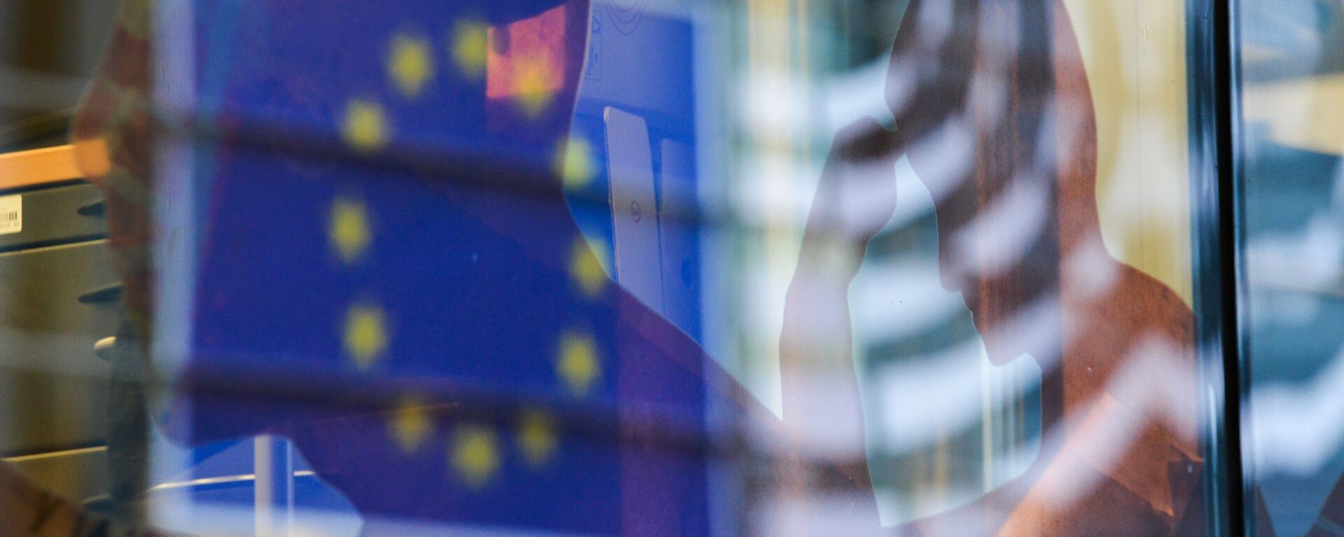 Отражение флага Евросоюза в окне - 俄罗斯卫星通讯社, 1920, 26.05.2021