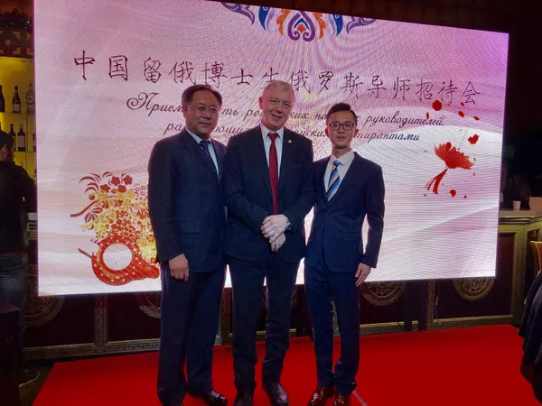 陳闊及其導師與駐俄使館教育處於公參合影 陳闊及其導師與駐俄使館教育處於公參合影 - 俄羅斯衛星通訊社