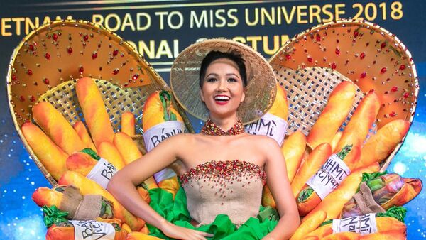 越南小姐参赛把越式三明治穿身上 - 俄罗斯卫星通讯社