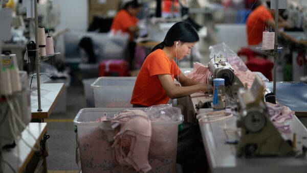 Девушка на фабрике по пошиву одежды в китайском городе Дунгуань - 俄羅斯衛星通訊社