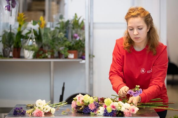  綴花藝術家競賽： 拉達·尼古拉耶夫娜用切花編花束 - 俄羅斯衛星通訊社