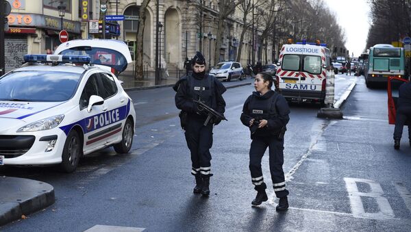 Вооруженные французские полицейские у Барбес-Рошешуар на севере Парижа - 俄罗斯卫星通讯社