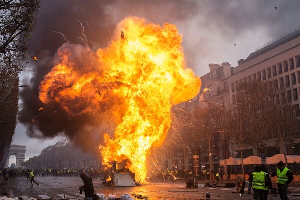 巴黎抗议油价上涨的“黄背心”活动参与者与执法人员发生冲突。 - 俄罗斯卫星通讯社