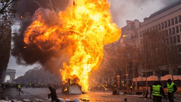 約10輛汽車在巴黎抗議活動中被燒毀 - 俄羅斯衛星通訊社