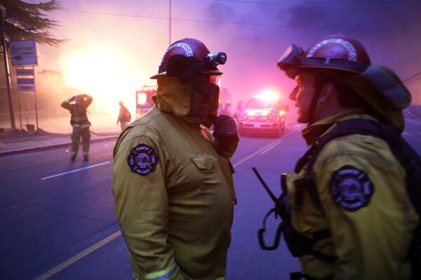 美国加州林火现场的救援人员 - 俄罗斯卫星通讯社