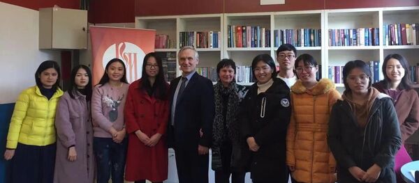 俄罗斯作家谢苗诺夫作为北京外国语大学的名誉教授为该校和广州外国语大学的学生授课。 - 俄罗斯卫星通讯社