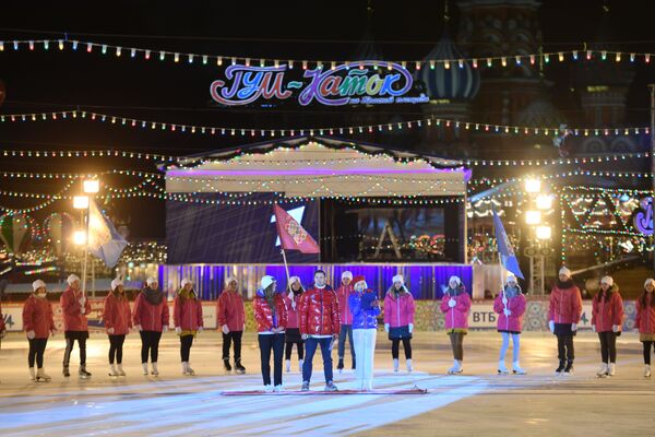 今年被宣布为俄罗斯志愿者年，志愿者们第一次参加传统的古姆冰场开模式。 - 俄罗斯卫星通讯社