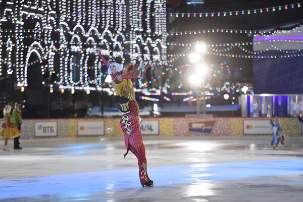 艺术家们在莫斯科红场的古姆冰场揭幕式上表演。 - 俄罗斯卫星通讯社