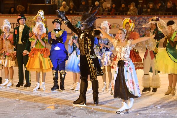 著名花样滑冰运动员塔基亚娜·纳乌卡在开幕式上为来宾在冰上特意表演了她的新剧《一朵小红花》片断。 - 俄罗斯卫星通讯社