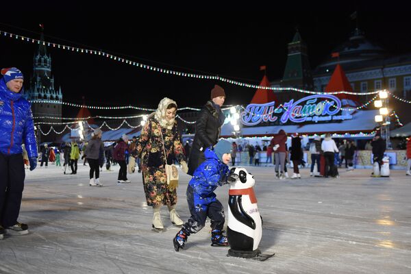 客人们在莫斯科红场的古姆冰场揭幕式上。 - 俄罗斯卫星通讯社