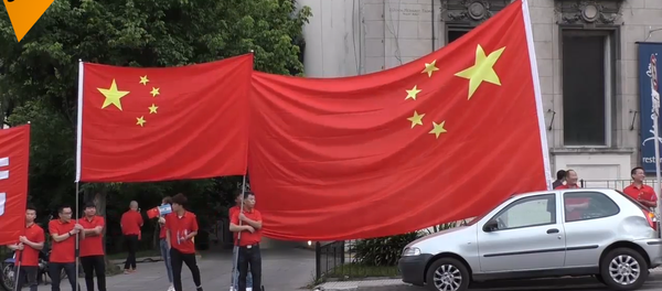 阿根廷华侨聚集在酒店附近迎接习近平 阿根廷华侨聚集在酒店附近迎接习近平 - 俄罗斯卫星通讯社